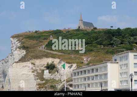 Clifftop Kapelle am Porte d Amont, Etretat, Normandie Frankreich Stockfoto