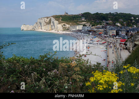 Blick Richtung Porte d Amont, Etretat, Normandie Frankreich Stockfoto