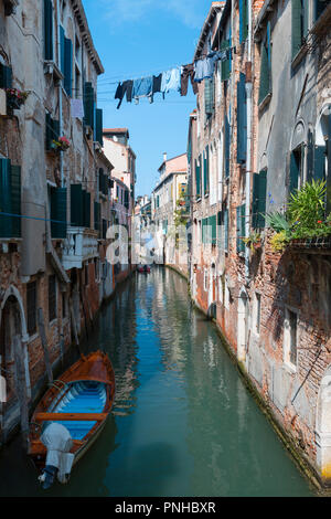 Kanal und Kleidung trocknen auf hohe wäscheleine in Venedig, Italien Stockfoto