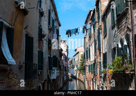 Kanal und Kleidung trocknen auf hohe wäscheleine in Venedig, Italien Stockfoto