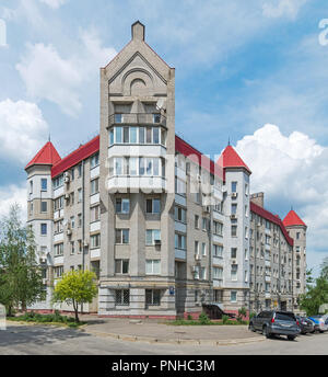 Ein mehrstöckiges Superior Komfort Gebäude aus weißem Stein und mit roten Dachziegel Profil abgedeckt Stockfoto