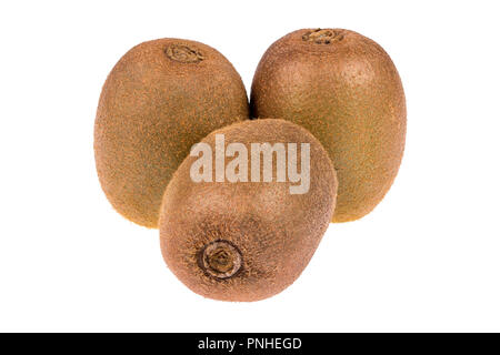 Drei ganze Frische und Reife Kiwis auf weißem Hintergrund Stockfoto