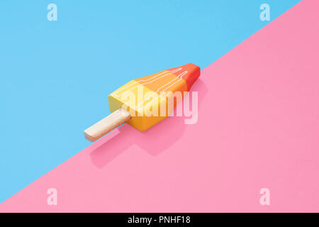 Holzspielzeug classic rocket Ice lollipop Eis am Stiel auf einem geteilten Rosa und Blau pastell Hintergrund mit Platz für Text Stockfoto