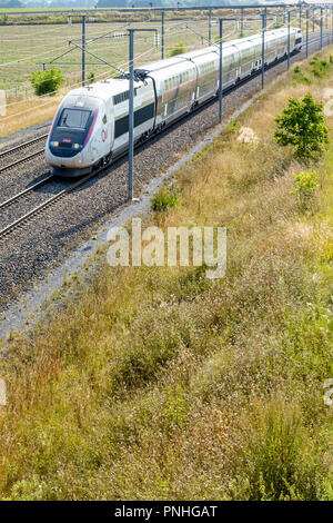 Ein Hochgeschwindigkeitszug TGV Duplex in Carmillon Lackierung aus der französischen SNCF fahren auf der LGV Est européenne, die Osteuropäischen hohe Geschwindigkeit Bahnstrecke. Stockfoto