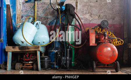 Kühlschrank Druck und Manometer Manometer Manometer und verschiedene Werkzeuge, für Heizung, Lüftung und Klimaanlage Service für Auto Service Stockfoto