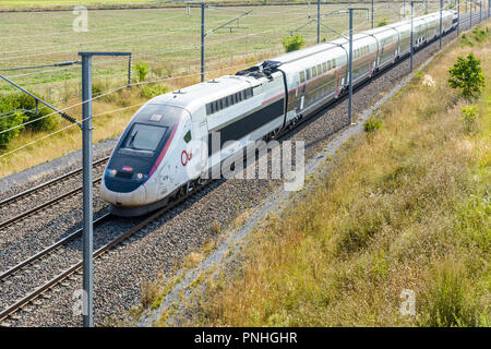 Ein Hochgeschwindigkeitszug TGV Duplex in Carmillon Lackierung aus der französischen SNCF fahren auf der LGV Est européenne, die Osteuropäischen hohe Geschwindigkeit Bahnstrecke. Stockfoto