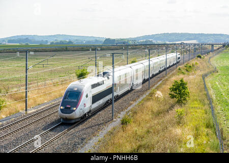 Ein Hochgeschwindigkeitszug TGV Duplex in Carmillon Lackierung aus der französischen SNCF fahren auf der LGV Est européenne, die Osteuropäischen hohe Geschwindigkeit Bahnstrecke. Stockfoto