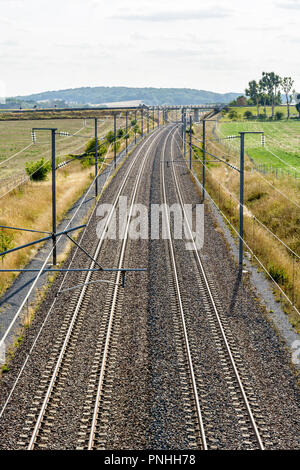 Blick von oben der französischen High Speed Railway Track mit Oberleitung aus Beiträge, Oberleitungen, Kabel und Stromleitungen Züge zu versorgen. Stockfoto