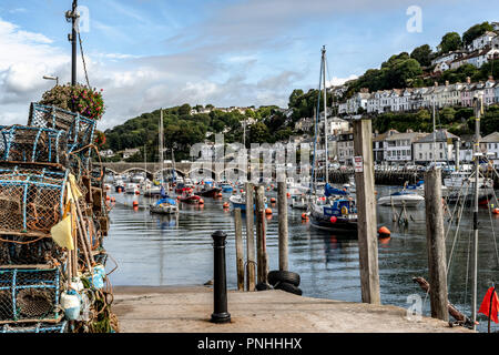 LOOE, Cornwall, England, Großbritannien - 10 September 2018: Die Stadt von Looe Mündung in Flut mit Fischerbooten und Yachten. Looe ein sehr beliebtes Fischerhafen Stockfoto