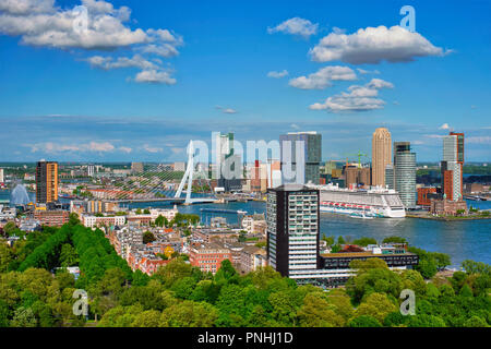 ROTTERDAM, Niederlande - 14. MAI 2017: Blick von Rotterdam Stadt und der Erasmus Brücke Erasmusbrug über die Nieuwe Maas mit Kreuzfahrtschiff von Euroma Stockfoto