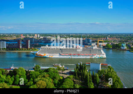 ROTTERDAM, Niederlande - 14. MAI 2017: Blick von Rotterdam Stadt mit Cruise Liner in Nieuwe Maas aus Euromast Stockfoto