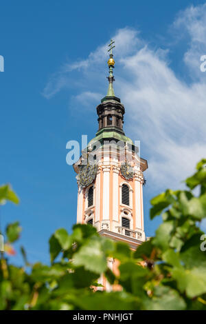 Teilweise mit Blick über die Weinberge auf den Turm der schönen alten Wallfahrtskirche Birnau am Bodensee gesehen vor einem strahlend blauen Himmel in s Stockfoto