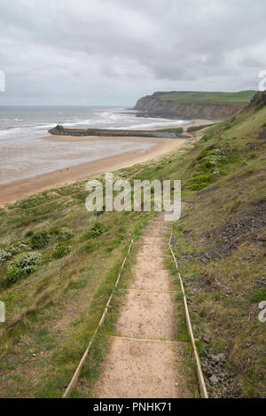 Abschnitt des Cleveland Weise Coast Path oben Cattersty Sands, Skinningrove, North Yorkshire. Eine trübe Frühlingstag. Stockfoto