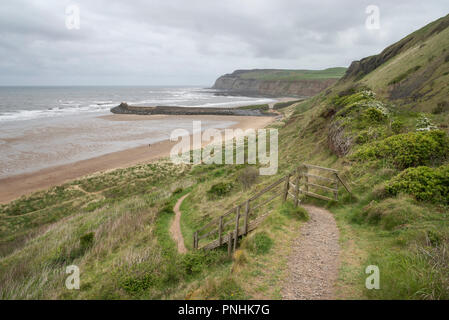 Abschnitt des Cleveland Weise Coast Path oben Cattersty Sands, Skinningrove, North Yorkshire. Eine trübe Frühlingstag. Stockfoto