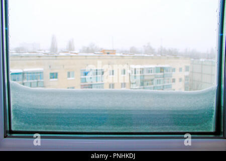 Viel Schnee vor dem Fenster. Folgen des Zyklons in Europa. Große Schicht Schnee vor dem Fenster. Echten Winter. Bei kaltem Wetter. Blick vom Fenster zu wi Stockfoto