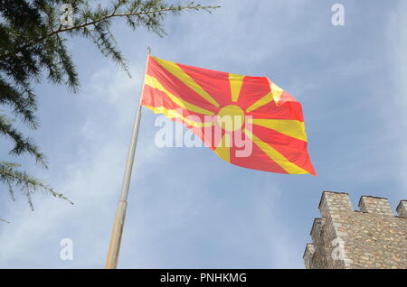 Die mazedonische Flagge fliegt über Schloss Ohrid Mazedonien Mazedonien Stockfoto