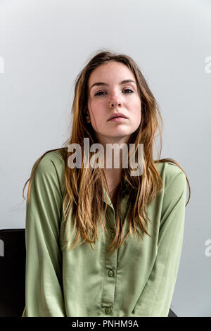 Porträt einer jungen Frau in Richtung Kamera schaut. Mittellange Aufnahme. Stockfoto