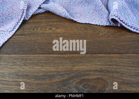 Freien Platz auf dem Desktop alte natürliche Holz- schäbig Hintergrund gestrickte Decke plaid Purple Farbe Stockfoto