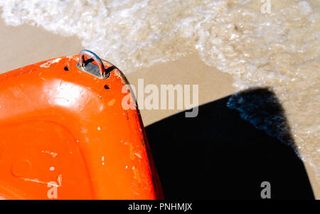 Bug der orange boat am Sandstrand - Einfache abstrakt Design Hintergrund Stockfoto