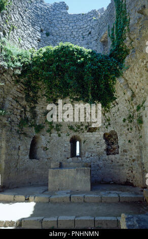 Frankreich. Aude. Peyrepertuse. Katharer Burg. Auf einer strategischen Lage gebaut. Französischen Pyrenäen. 11. und 13. Jahrhunderts. Ruine der Kapelle von St. Maria. Stockfoto