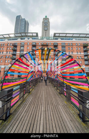 September 2018. Gateway zur Integration Installation durch die Stadt St. Étienne auf der OXO Tower Wharf in London, Großbritannien. Credit: Malcolm Park/Alamy. Stockfoto