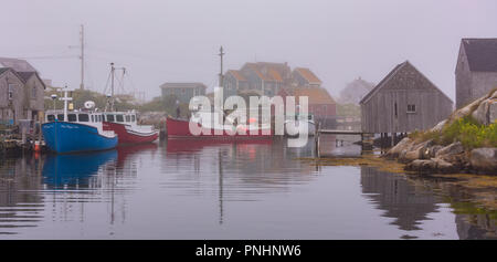 PEGGY'S COVE, Nova Scotia, Kanada - Boote in Fischerdorf Hafen angedockt. Stockfoto