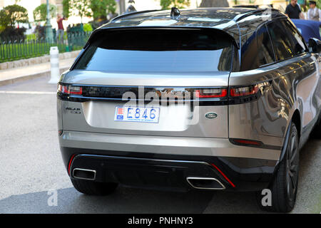 Monte Carlo, Monaco - 19. September 2018: Luxus Silber Land Rover Range Rover Velaren 3.0 D 300 BVA HSE SUV (Ansicht von hinten) Vor dem Hotel geparkt Ihr Stockfoto