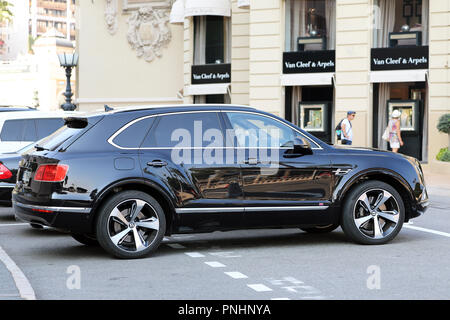 Monte Carlo, Monaco - 19. September 2018: Luxus schwarzen SUV Bentley Bentayga (Seitenansicht) Vor dem Kasino von Monte Carlo in Monaco geparkt, Französisch Ri Stockfoto