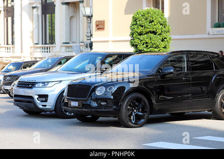 Monte Carlo, Monaco - 19. September 2018: Die beiden luxuriösen SUV Vor Monte Carlo Casino in Monaco Geparkt: Schwarz Bentley Bentayga und Silber Palette Stockfoto