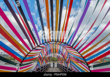 September 2018. Gateway zur Integration Installation durch die Stadt St. Étienne auf der OXO Tower Wharf in London, Großbritannien. Credit: Malcolm Park/Alamy. Stockfoto