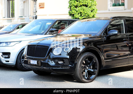 Monte Carlo, Monaco - 19. September 2018: Die beiden luxuriösen SUV Vor Monte Carlo Casino in Monaco Geparkt: Schwarz Bentley Bentayga und Silber Palette Stockfoto