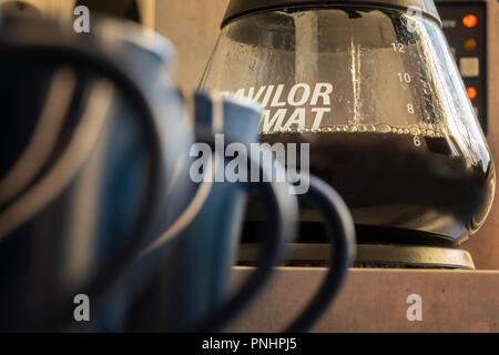 Filter Kaffee Kanne auffüllen Stockfoto