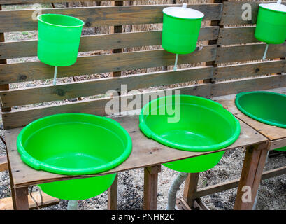 Grüne Waschbecken im Hof. Handwaschbecken Stockfoto