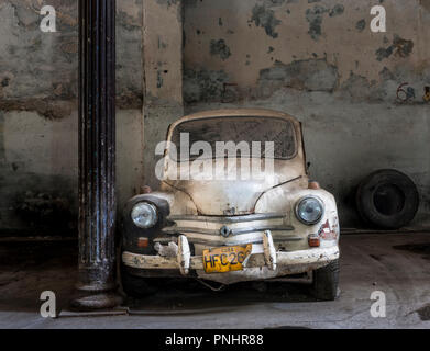 Havanna, Kuba. 14. Juni 2011. Eine klassische Renault 4CV in einer Garage in Havanna, Kuba geparkt. Stockfoto