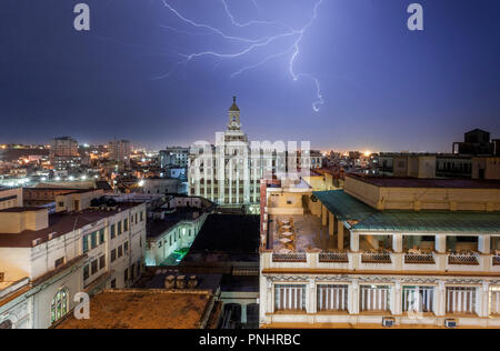 Havanna, Kuba. 17. Juni 2011. Am späten Abend Blitzschlag über die Bacardi Gebäude im Zentrum von Havanna, Kuba. Stockfoto