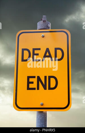 Gelbe Straße Warnschild gegen einen dunklen Himmel: Dead End Stockfoto