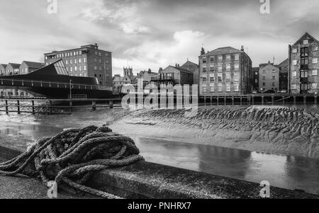 Blick über den Fluss Hull im Herbst mit Blick auf die Skala Lane Bridge Drehbrücke und Häuser, Büros und Kirche der Heiligen Dreifaltigkeit in H Stockfoto