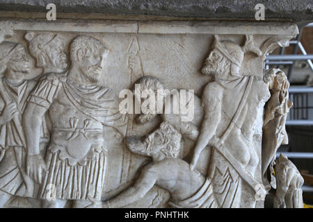 Italien. Pisa. Campo Santo. Steinernen Sarkophag. Entlastung von einem römischen Offizier mit einem Gefangene. Römische Kaiserzeit. Stockfoto