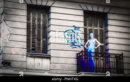 Malte manikan auf der 2. Etage Balkon mit blau-violette Farbe Stockfoto