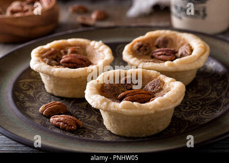 Leckere hausgemachte Mini pecan Butter Kuchen auf einem rustikalen Tisch. Stockfoto