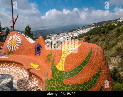 Gaudi Stil Mosaiken auf Sitzecke am Aussichtspunkt mit Blick auf das Tal mit den traditionellen weißen Häuser im Dorf, Cómpeta, Axarquia, Andalusien, Spanien Stockfoto