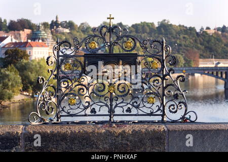 Die dekorativen Gitter mit Johannes von Nepomuk Bronze Statue auf der Karlsbrücke, Prag, Tschechien, sonnigen Tag Stockfoto