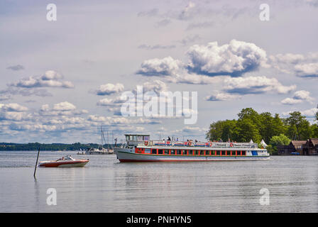 Die Rundreise von Fahrgastschiffen auf den Schweriner See mit Stockfoto