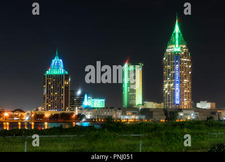 Der US-Hafenstadt Mobile hier bei Nacht gesehen hat einen geschäftigen Hafen auf der Alabama Gulf Coast und eine saubere Innenstadt Stockfoto