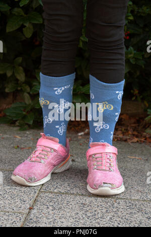 Mädchen mit Socken über Hosen für zeckenbiss Prävention, Kinder von Lyme Krankheiten und andere tick Infektionen zu schützen. Stockfoto