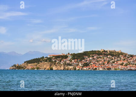 Alte Teil von Ohrid Stadt mit Häusern zum Mieten und mittelalterliche Festung im Hintergrund Stockfoto