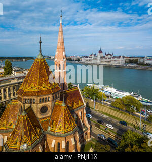 Budapest, Ungarn - Luftaufnahme der reformierten Kirche an Szilagyi Dezso Square mit dem Ungarischen Parlament und Donau im Hintergrund Stockfoto