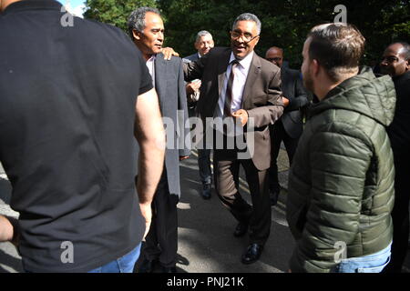Ehemaliger Boxer Michael Watson (Mitte) außerhalb Snaresbrook Crown Court in London, in dem eine Gruppe von Männern, die für die Durchführung einer gewalttätigen Carjacking auf ihn inhaftiert wurden. Stockfoto