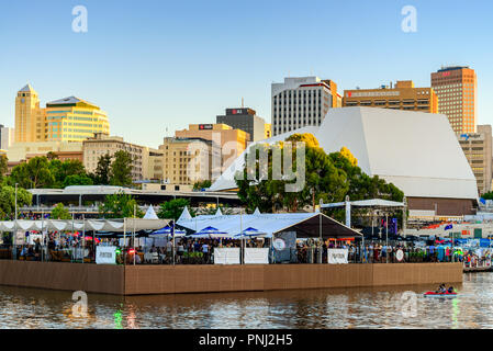 Adelaide, Australien - 26. Januar 2018: Der Ponton bar mit Menschen am Ufer in der Stadt Adelaide in Australien Tag Feier Stockfoto