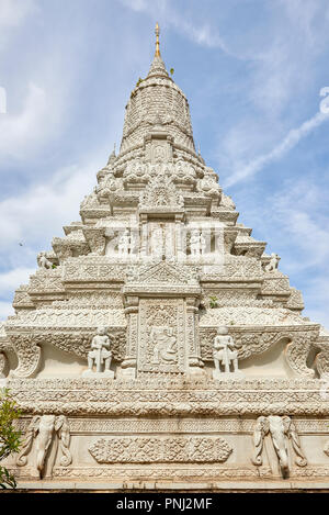 Low Angle Shot stark verzierte silberne Pagode im Königspalast in Phnom Penh, Kambodscha. Stockfoto